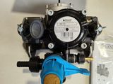 une valve bleue et une autre valve bleue posées sur une table