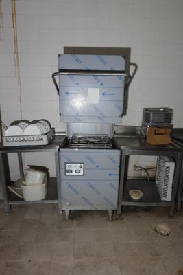 une petite cuisine équipée d'une cuisinière et d'un évier