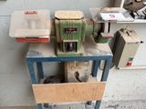 une machine posée sur une table dans une pièce