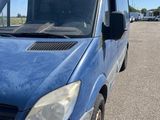 une photo d'une camionnette bleue garée sur un parking