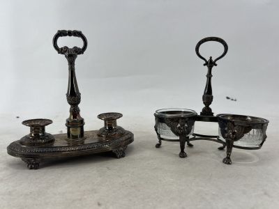 paire de bougeoirs anciens en métal argenté sur socle