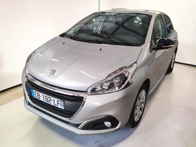 La petite voiture argentée est garée dans une pièce blanche.