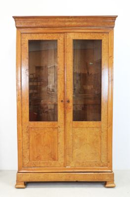 une image d'une armoire en bois avec des portes en verre