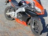 une moto garée sur le gravier devant une maison