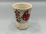 un gros plan d'une tasse posée sur une table, sur fond blanc