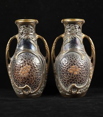 deux vases placés côte à côte sur un fond noir