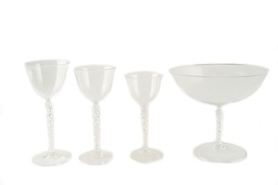 trois verres à vin blanc et un bol posés les uns à côté des autres