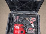 une boîte à outils avec des outils à l'intérieur sur le sol