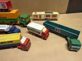 un grand nombre de camions jouets posés sur une table