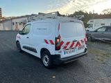 une camionnette blanche garée dans un parking