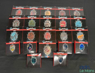 lot of 24 vintage and antique glass cabochle brooches