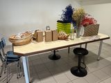 une table chargée de plats dans une pièce