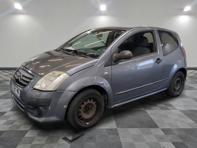 la photo d'une petite voiture garée dans un garage