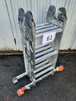 une échelle métallique sur laquelle figure un numéro, devant un immeuble