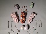 beaucoup de perles et d'épingles de toutes les couleurs sur la table