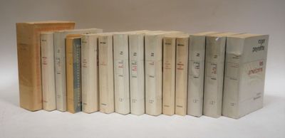 plusieurs livres sont alignés sur une surface blanche