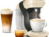 une cafetière avec une tasse de café à côté