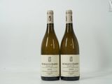 deux bouteilles de vin posées l'une à côté de l'autre sur une table