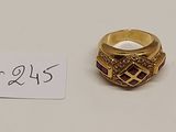 gros plan d'une bague sur une surface blanche avec une étiquette de prix
