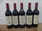 quatre bouteilles de vin sont alignées sur une table