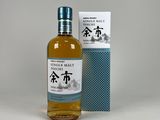 une image d'une bouteille de whisky japonais à côté d'une boîte