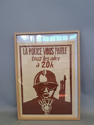une photo d'une photo encadrée représentant un homme portant un casque