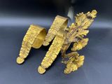 deux pièces d'or sont posées sur une surface noire