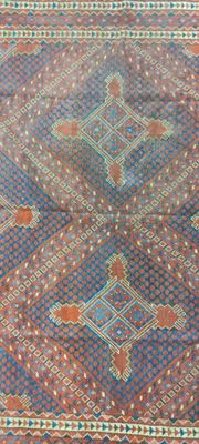 BASHIR. Grand tapis galerie en laine, à décor géométrique, d…