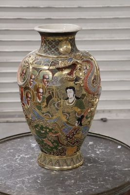 un vase posé sur un plateau, lui-même posé sur une table