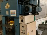l'image d'une machine installée dans un garage