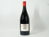 une bouteille de vin posée sur une table