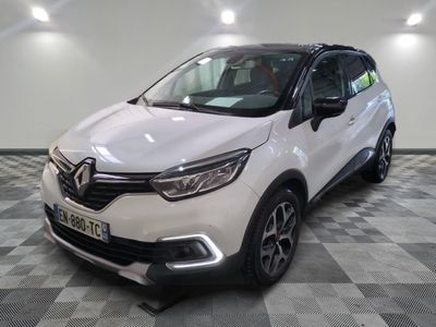 une voiture blanche garée sur un sol en damier dans un garage