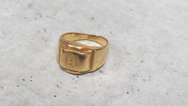 Bague chevalière en or jaune 750 millièmes, le centre monogrammé....