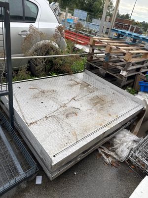 beaucoup de déchets par terre à côté d'un camion