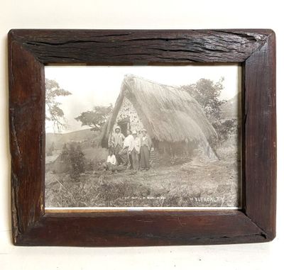 une photo d'un vieux tableau accroché au mur