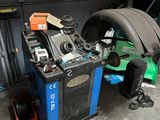 une photo d'une roue de voiture sur laquelle travaille un mécanicien