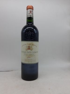 une bouteille de vin posée sur une table