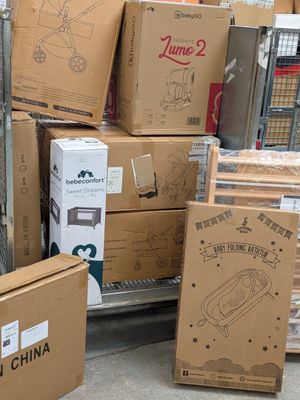 de nombreux cartons empilés dans un magasin