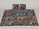 une pile de bandes dessinées posée sur une table
