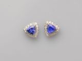 une paire de boucles d'oreilles en tanzanite et diamant