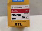 un gros plan sur une boîte de ruban adhésif en vinyle polyvalent Dymo