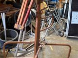 une photo d'un chevalet en bois dans un garage