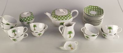de nombreuses tasses et soucoupes posées sur une table