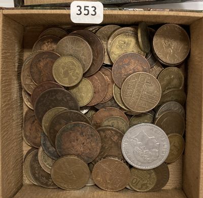 une boîte remplie de pièces de monnaie sur laquelle est accrochée une étiquette indiquant le prix
