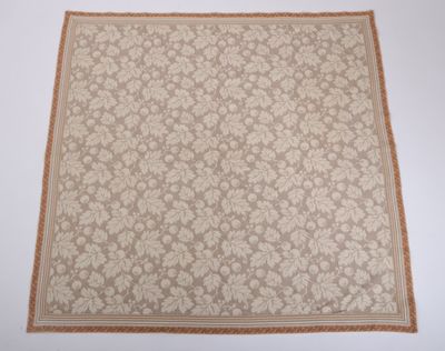 gros plan d'un tapis sur une table à fond blanc