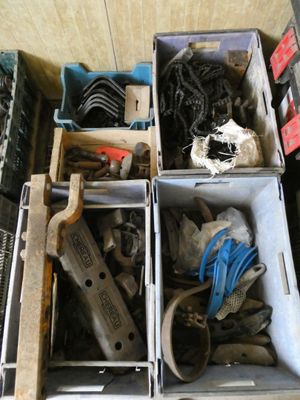 une boîte remplie d'outils posés sur le sol