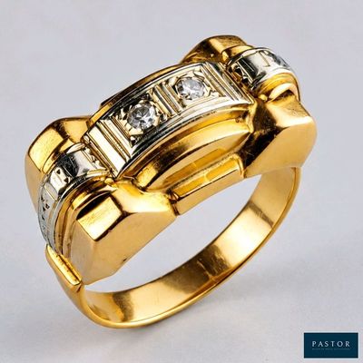gros plan d'une bague en or avec des diamants sur fond blanc