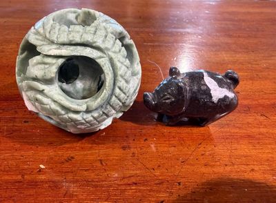 deux figurines d'animaux posées l'une à côté de l'autre sur une table