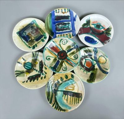 plusieurs assiettes à motifs différents sur une table