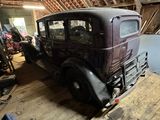 une vieille voiture qui prend la poussière dans un garage
